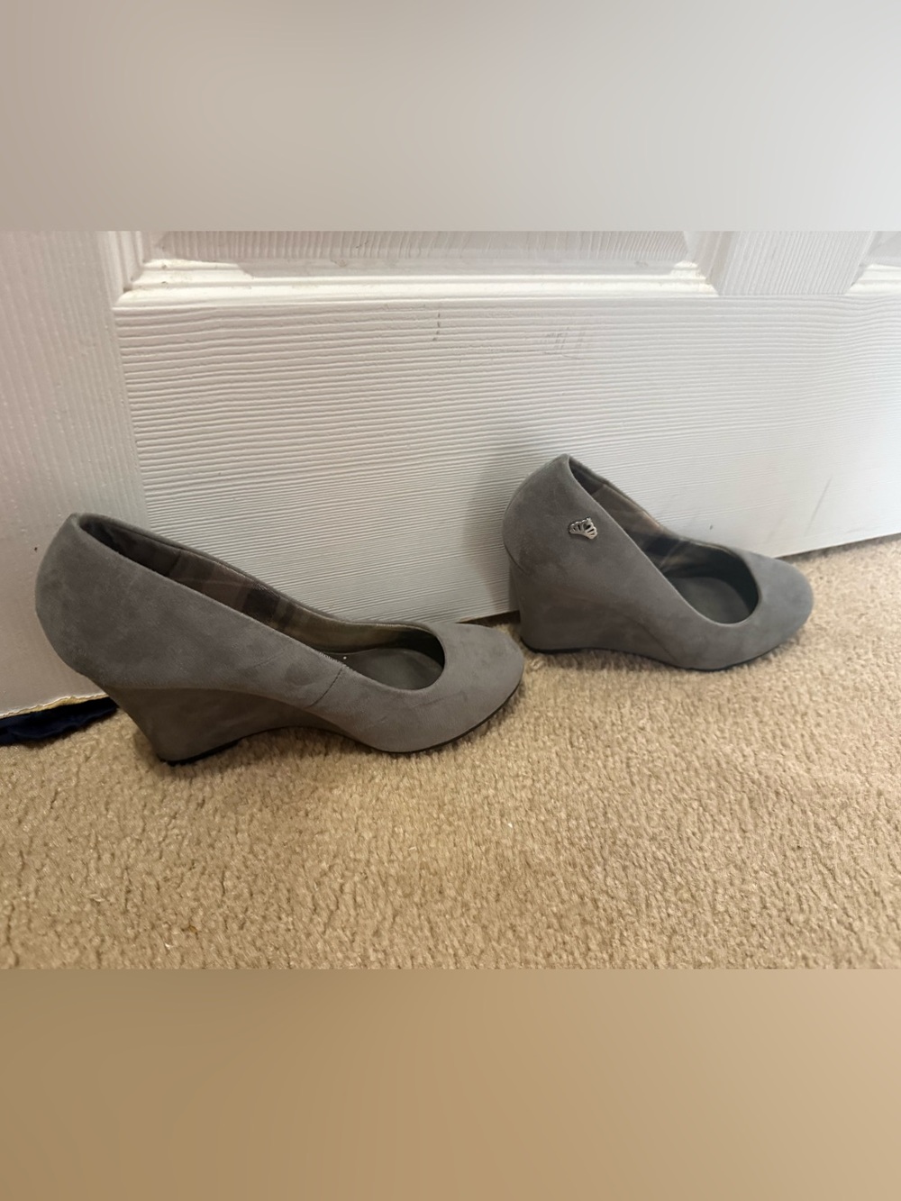 Fergalious Gray Suede Wedge Pumps size 8